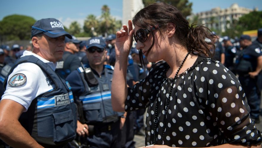 La policière municipale Sandra Bertin à son arrivée à une cérémonie en hommage aux victimes de l'attentat le 25 juillet 2016 à Nice