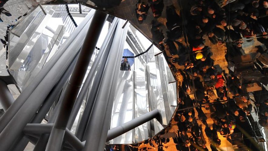 Le public se reflète dans le plafond de la station Garibaldi du métro napolitain, aménagée par l'architecte français Dominique Perrault, le 2 décembre 2013