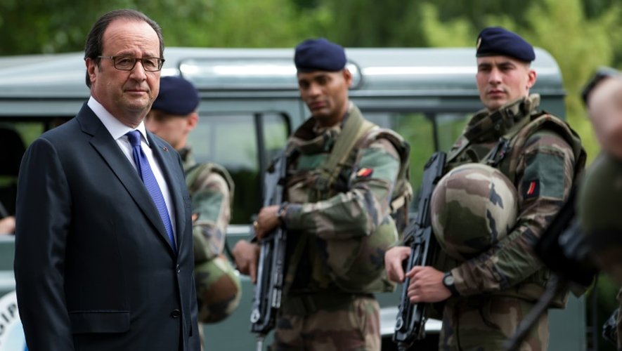 Le président François Hollande lors d'une visite aux militaires de l'opération antiterroriste Sentinelle le 25 juillet 2016 à Vincennes