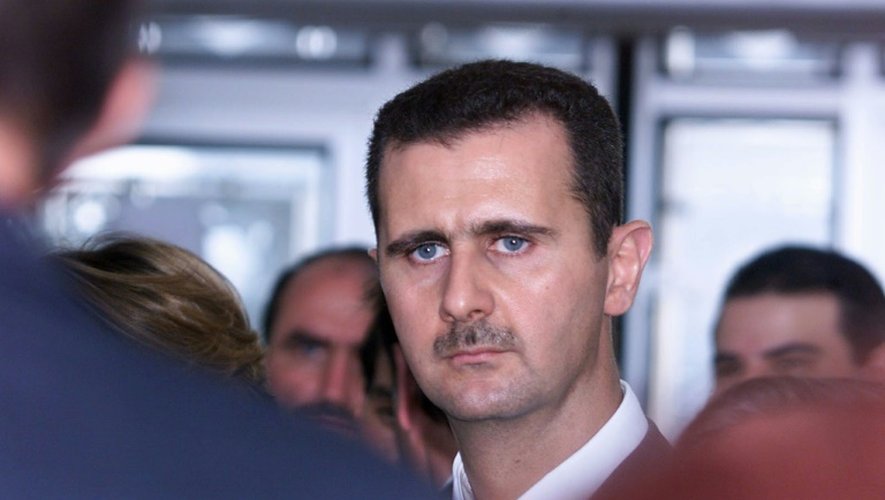 Le président syrien Bachar al-Assad photographié lors de sa visite à l'Institut du Monde arabe à Paris le 26 juin 2001