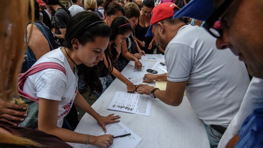 Des opposants déposent leur signature pour demander un référendum le 24 juin 2016 devant le Conseil national électoral (CNE) à Caracas