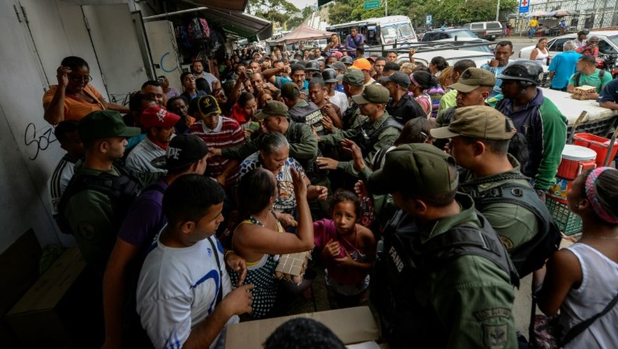 La foule se presse pour acheter des oeufs le 14 juillet 2016 à Caracas