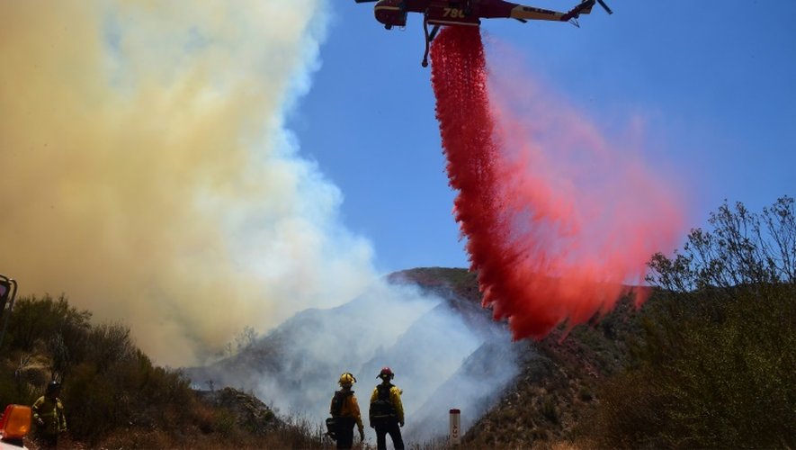 Du produit pour ralentir la propagation des flammes est largué au dessus de Santa Clarita le 25 juillet 2016 en Californie