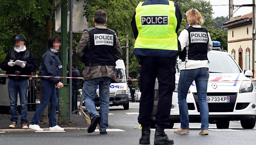 Des policiers le 19 mai 2015 à Carmaux après le braquage d'une armurerie