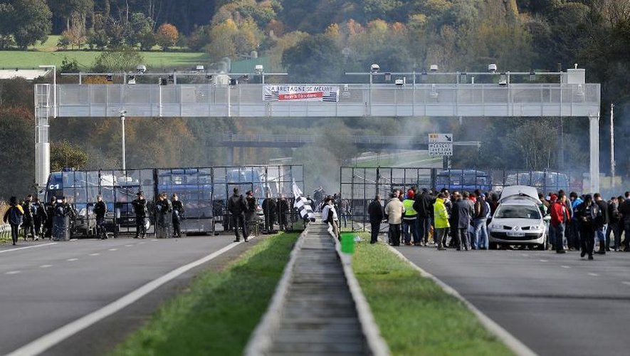 Des manifestants contre l'écotaxe mobilisés près d'un portique à Montauban-de-Bretagne, le 9 novembre 2013