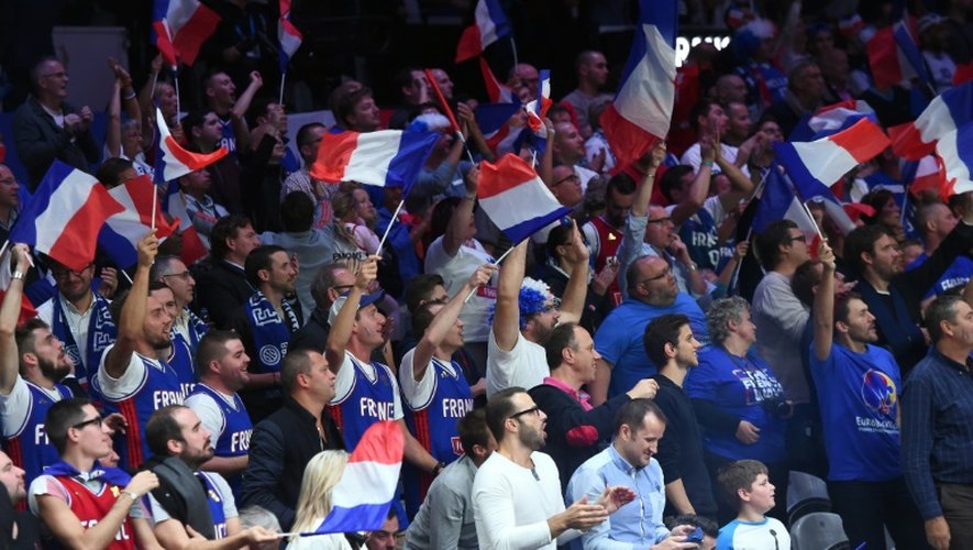 Des supporters de l'équipe de France au cours du quart de finale de l'Euro contre la Lettonie dans le stade Pierre-Mauroy, le 15 septembre 2015