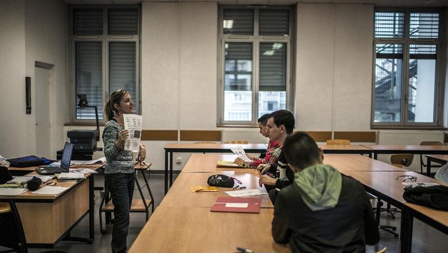 Une enseignante donne un cours au "Lycée de la Nouvelle Chance", le 3 décembre 2012 à Villeurbanne