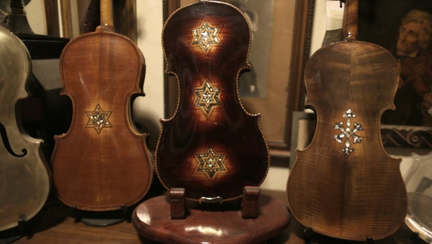 Des violons restaurés ayant appartenu à des victimes de la Shoah, photographiés le 15 juillet 2016 dans l'atelier du luthier Amnon Weinstein à Tel Aviv