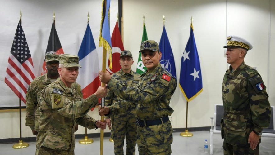 Le général turc Mehmet Cahit Bakir entre le commandant américain John McMullen et le général français  Philippe Lavigne, lors d'une cérémonie de remise de drapeau le 31 décembre 2014 à Kaboul