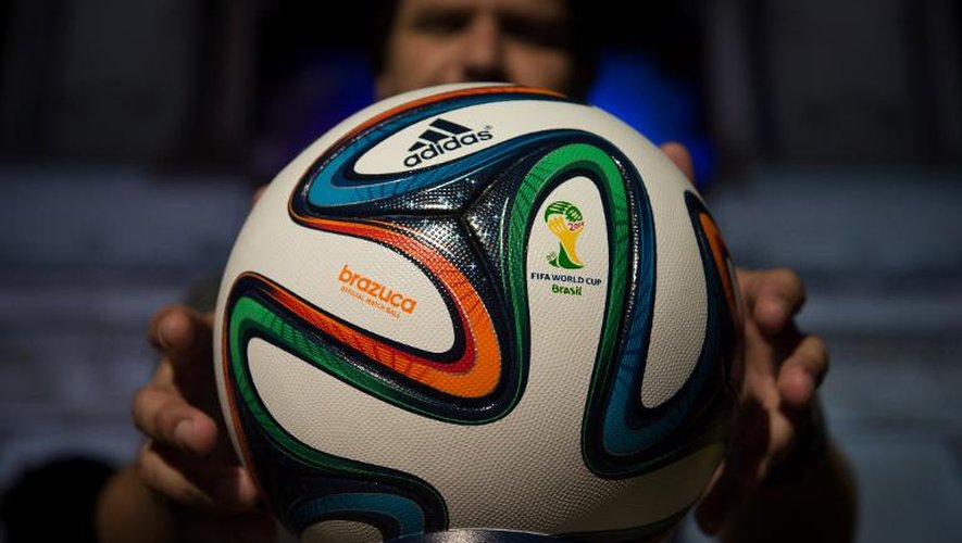 "Brazuca", le ballon officiel du Mondial de football 2014, lors de sa présentation le 3 décembre 2013, à Rio de Janeiro