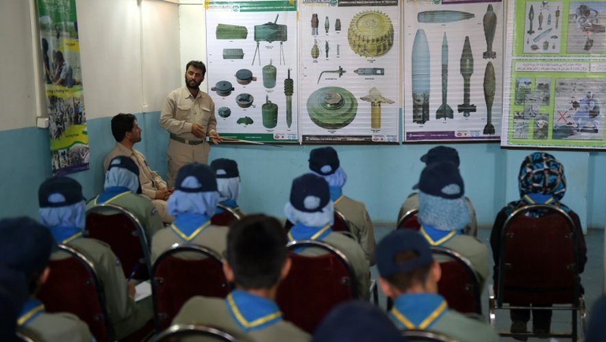 Des scouts afghans écoutent un démineur présenter les différents types de mines, à Kaboul, le 14 juin 2016