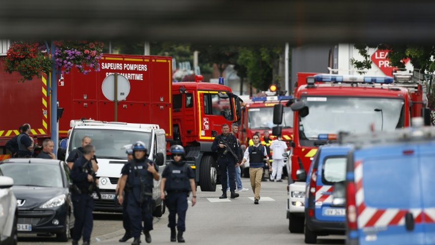 Déploiement de policiers et pompiers près de l'église de Saint-Etienne-du-Rouvray, le 26 juillet 2016 où a eu lieu une prise d'otages