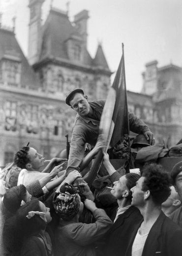 Un soldat de la division Leclerc acclamé par la foule  place de  l'Hôtel de Ville, le 26 août 1944 à Paris