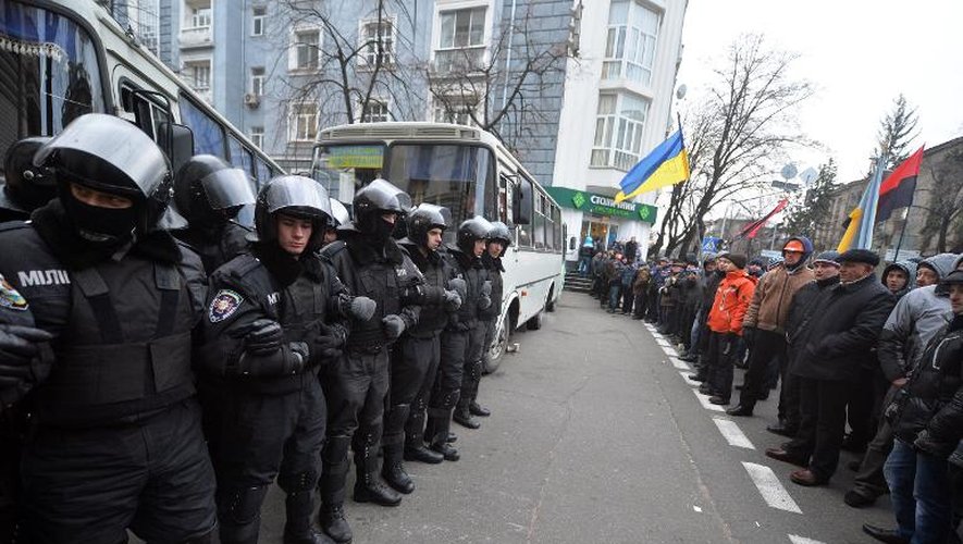 Des manifestants face aux policiers antiémeutes, le 4 décembre 2013 à Kiev