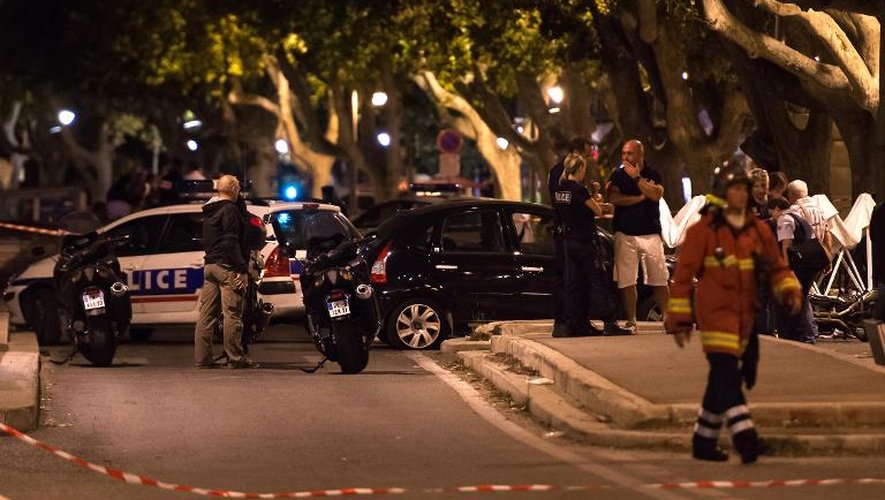 Des policiers sur le lieu de la fusillade survenue lors d'une course-poursuite le 24 août 2014 à Marseille