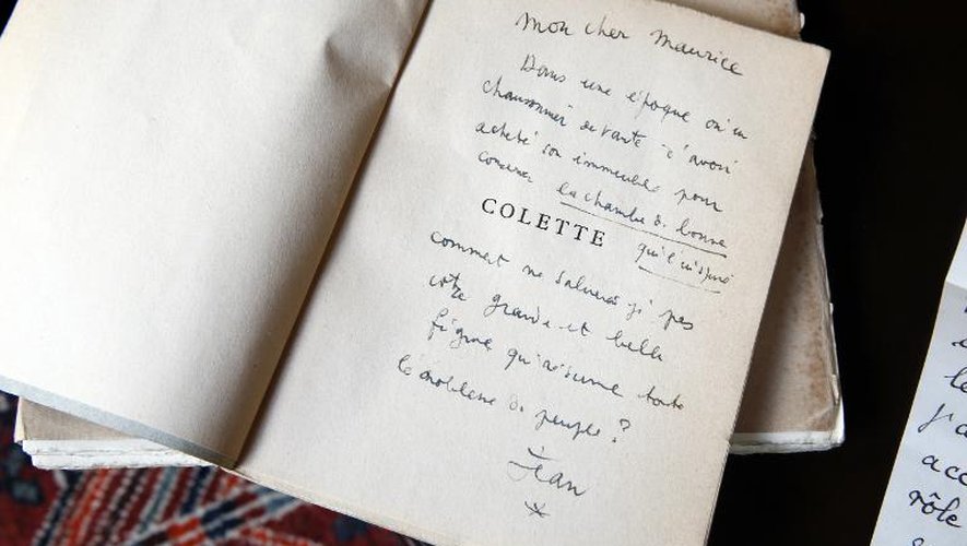 Un autographe de l'écrivain Jean Cocteau dans un livre ayant appartenu à Maurice Chevalier, le 26 octobre 2013 à Marnes-la-Coquette