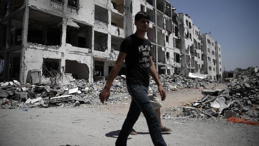 Un Palestinien au milieu des ruines le 24 août 2014 à Gaza