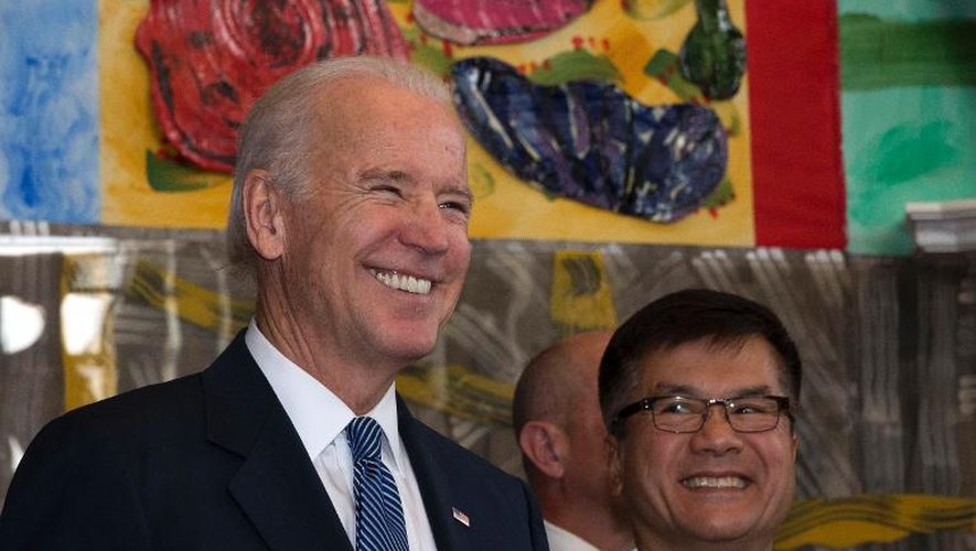 Le vice-président Joe Biden et l'ambassadeur américain en Chine, Gary Locke (d), le 4 décembre 2013 à l'ambassade américaine à Pékin