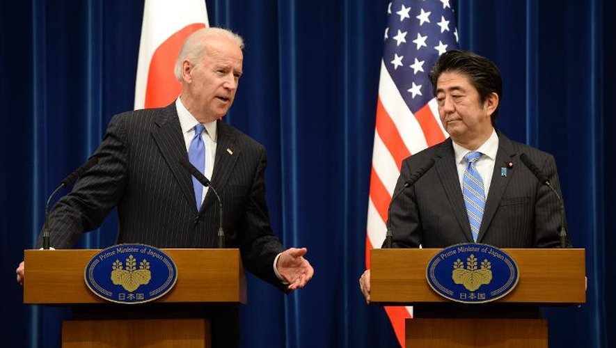 Le vice-président américain Joe Biden (g) et le Premier ministre japonais Shinzo Abe, le 3 décembre 2013 à Tokyo