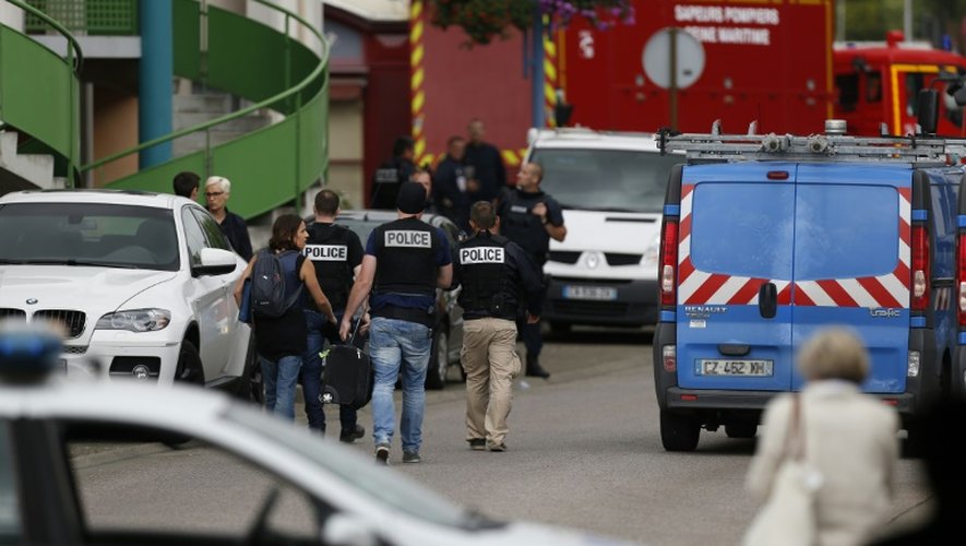 Policiers et pompiers se positionnent autour de l'église de Saint-Etienne-de-Rouvray où a eu lieu une prise d'otages et où un prêtre a été égorgé, le 26 juillet 2016