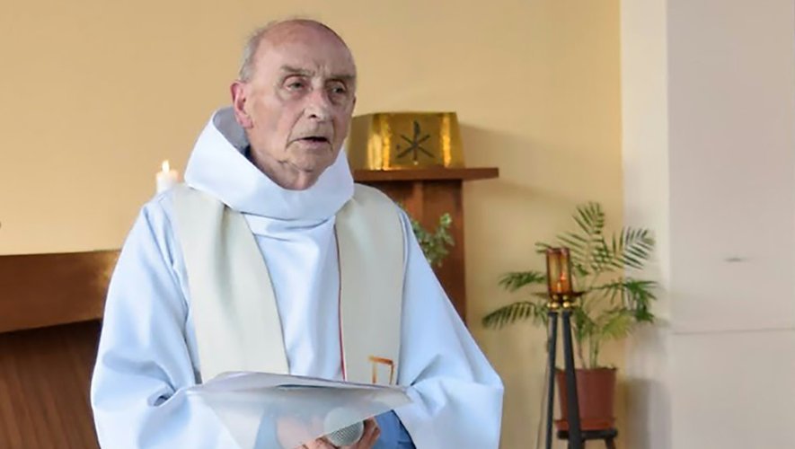 Le père Jacques Hamel célébrant la messe le 11 juin 2016 à l'église de Saint-Etienne-du-Rouvray