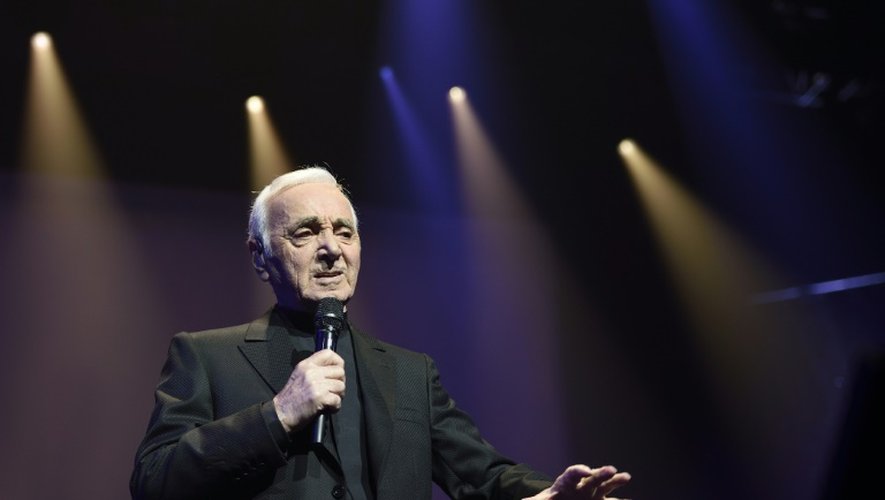 Charles Aznavour sur la scène du Palais des sports le 15 septembre 2015 à Paris
