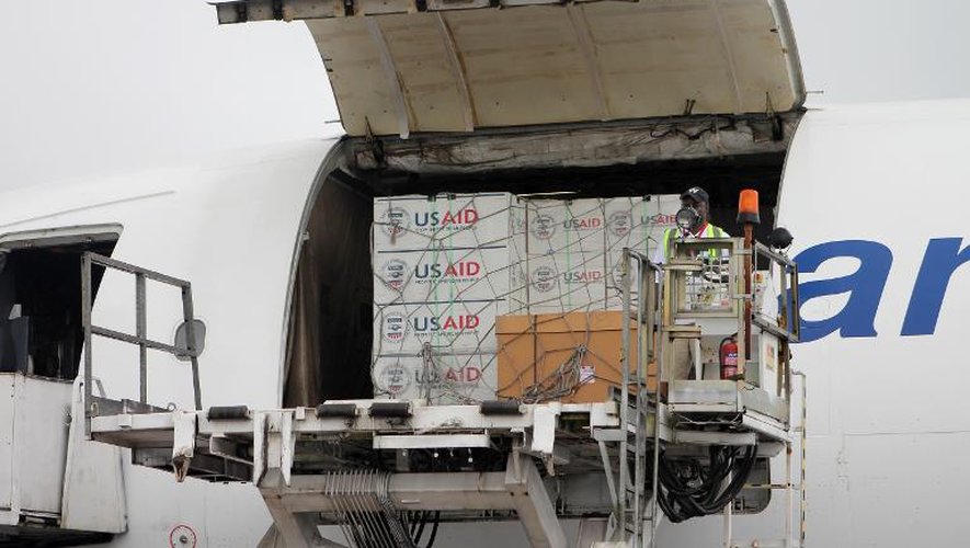 Des tonnes d'équipements médicaux pour lutter contre Ebola sont livrées le 24 août 2014 par avion par l'agence américaine de développement (USAID) sur l'aéroport de Monrovia