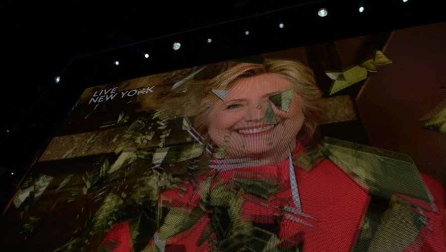 Hillary Clinton intervient par video depuis New York à la convention démocrate le 26 juillet 2016 à Philadelphie