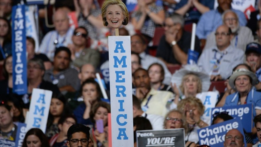 Un portrait d'Hillary Clinton brandi par les délégués de la convention démocrate le 26 juillet 2016 à Philadelphie