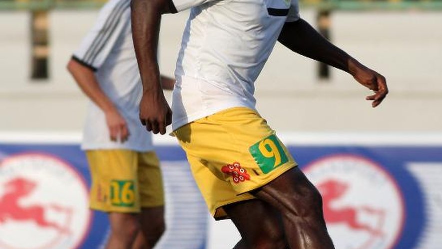 Le joueur de la JS Kabylie, Albert Ebossé, à l'échauffement avant le match contre l'USM d'Alger à Tizi Ouzou (Algérie) le 23 août 2014