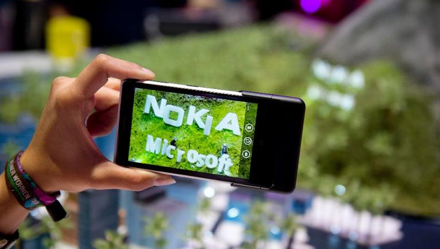 Un téléphone portable Lumia 1020 Windows affiche les logos des compagnies Nokia et Microsoft