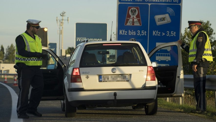 Des policiers austrichiens inspectent un véhicule roumain lors d'un contrôle à la frontière avec la Hongrie, le 16 septembre 2015 sur l'autoroute A4 près de Nickelsdorf