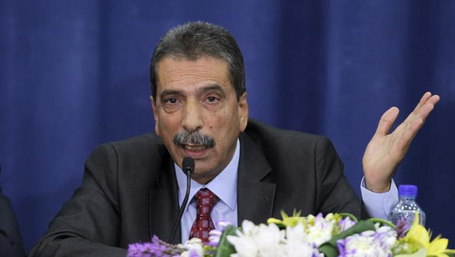 Le président de la commission d'enquête officielle palestinienne sur la mort d'Arafat, Tawfiq Tiraoui (c), le 8 novembre 2013 à Ramallah