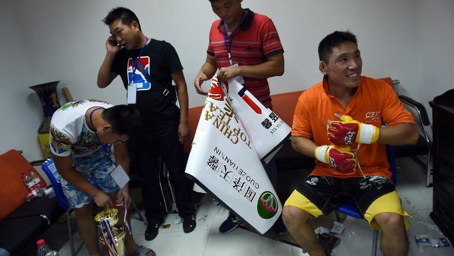 Le 27 juillet 2014, Yao Honggang célèbre sa victoire avec ses fans à Zhoukou dans la province chinoise du Henan