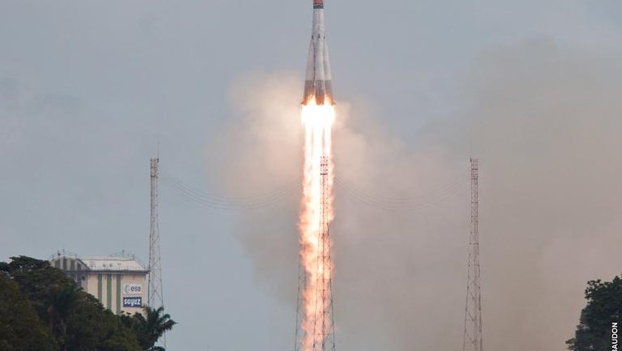 Photo diffusée par l'Agence spatiale européenne (ESA) du décollage de la fusée Soyouz avec à son bord deux satellites Galileo, le 22 août 2014 à Kourou, en Guyane française