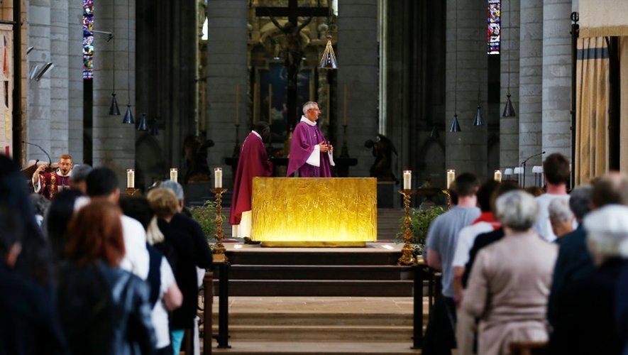 Une messe est célébrée à la cathédrale de Rouen, le 27 juillet 2016, à la mémoire du père Jacques Hamel, tué la veille dans la commune voisine de Saint-Etienne-du-Rouvray