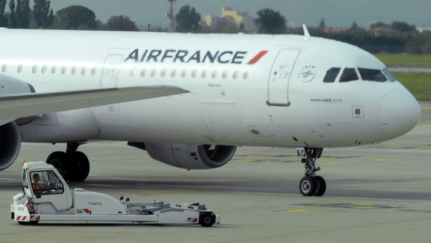 Un avion d'Air France sur le tarmac de l'aéroport Marseill-Provence le 5 octobre 2015 à Marignane