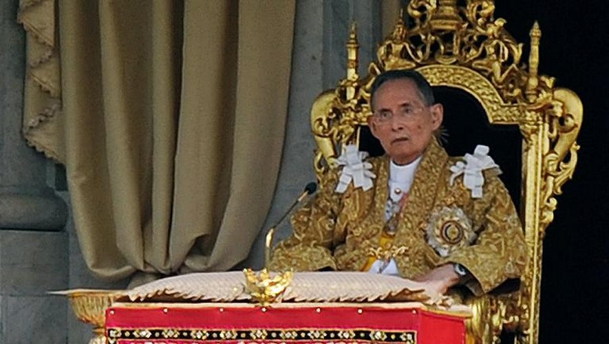 Le roi Bhumibol Adulyadej adresse un message aux Thaïlandais le jour de son anniversaire, le 5 décembre 2012 à Bangkok