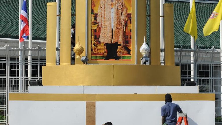 Un portrait du roi Bhumibol Adulyadej dans une rue de Bangkok à la veille de son anniversaire, le 4 décembre 2013 en Thaïlande