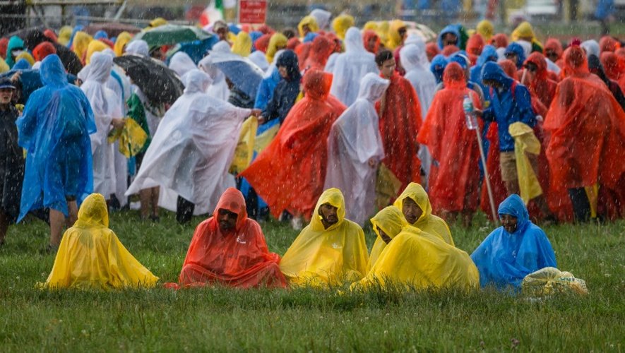 Des fidèles sous la pluie le 26 juillet 2016 à Cracovie
