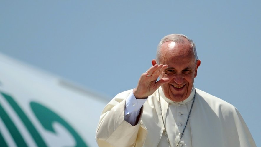 Le pape François embarque à l'aéroport de Rome-Fiumicino pour se rendre en Pologne, le 27 juillet 2016