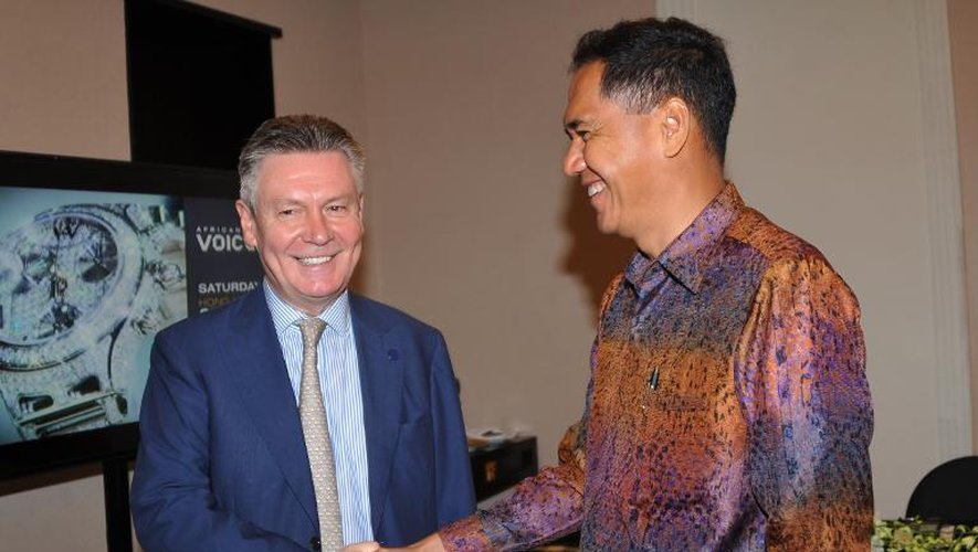 Le commissaire européen au Commerce, Karel De Gucht (g), serre la main du ministre indonésien de Commerce, Gita Wirjawan, le 5 décembre 2013 à Bali