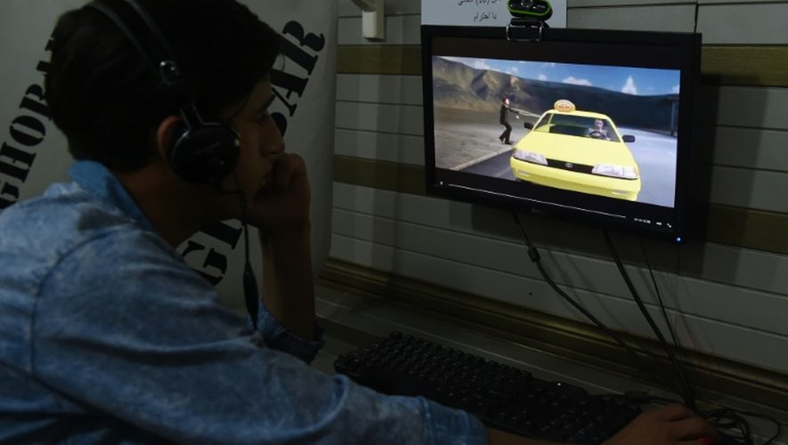 Un internaute regarde la page satirique "Kaboul Taxi" dans un cybercafé de Kaboul, le 14 septembre 2015