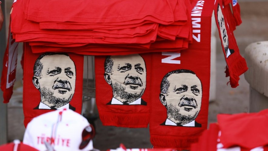 Des écharpes à l'effigie du président Erdogan sont vendues en marge d'un rassemblement de soutien organisé à Ankara, le 25 juillet 2016