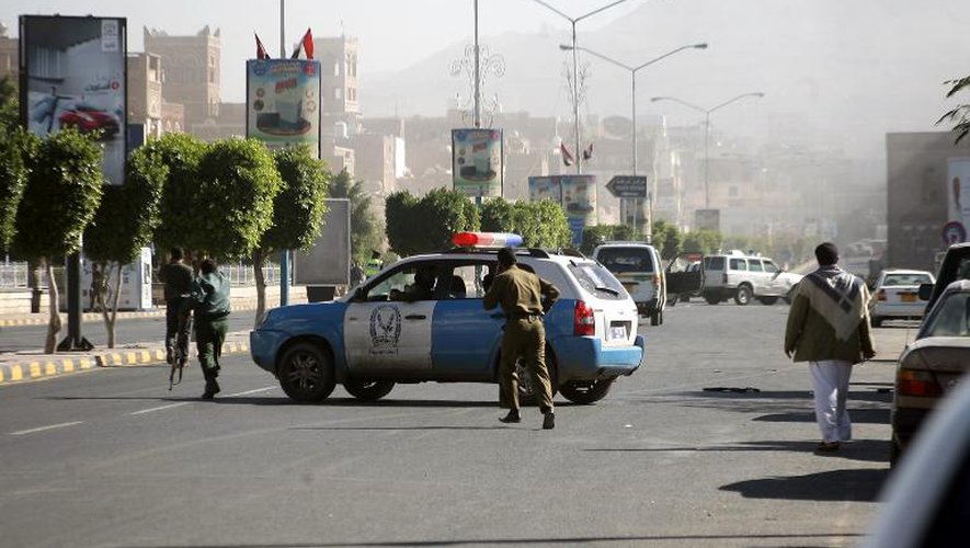 Des soldats yéménites dans une rue de Sanaa après un attentat suicide contre le ministère de la Défense, le 5 décembre 2013