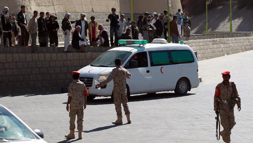 Une ambulance arrive sur les lieux d'un attentat suicide contre le ministère de la Défense, le 5 décembre 2013 à Sanaa, au Yémen