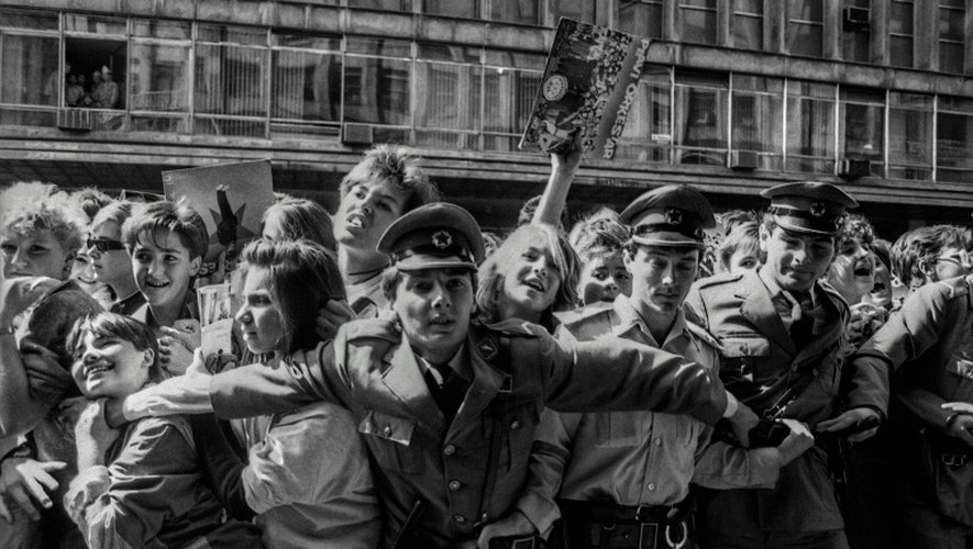 La foule contenue par les policiers lors du passage du "Plavi orkestar" le 13 septembre 1985 à Belgrade