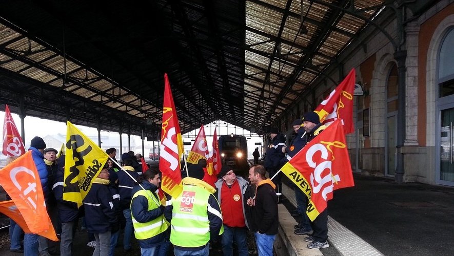 Les grévistes du centre de tri d'Onet ont bloqué symboliquement le train en gare de Rodez, ce jeudi midi.