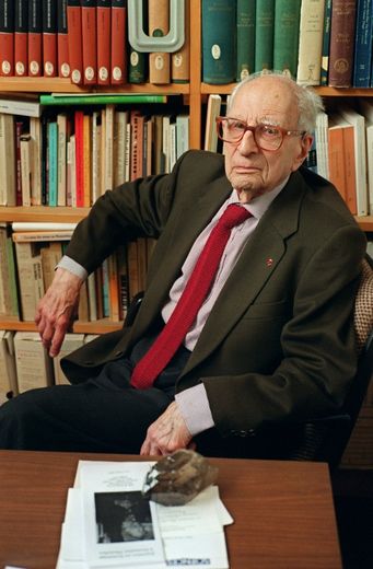 Claude Lévi-Strauss dans son bureau du Collège de France, le 08 juin 2001 à Paris