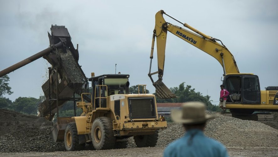 Des machines séparent le sable des rochers à proximité de la rivière Mékong le 31 mai 2016. On a longtemps cru que le sable était une denrée inépuisable... Ces quatre dernières années, la Chine a consommé ce que les Etats-Unis ont consommé en 100 ans